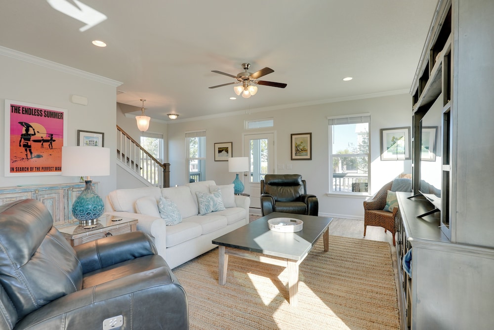 Steps to Shore: Windmark Beach Retreat w/ Balcony!