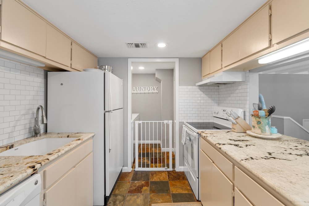 Lakeside Condo Retreat in Horseshoe Bay