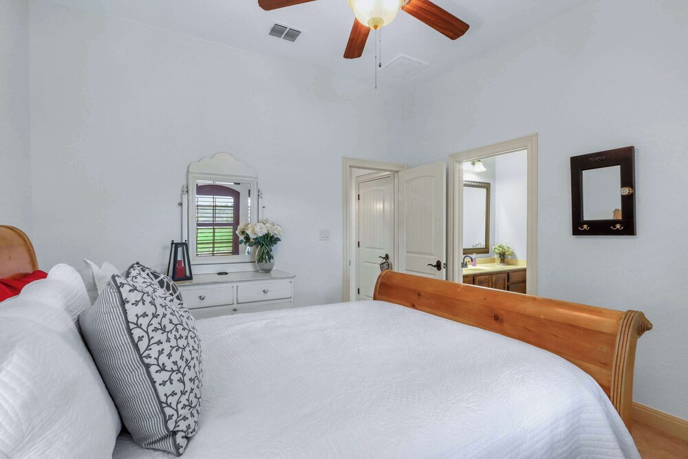 Piece of Haven A Hill Country Retreat for 7!