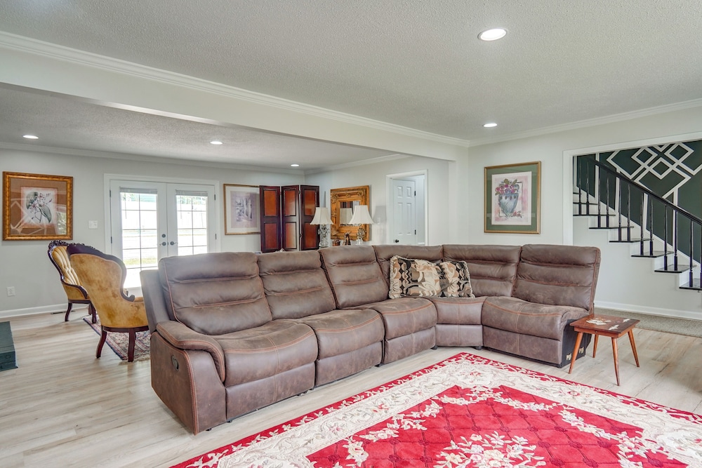 Pool & Game Room: Family Retreat in Fayetteville
