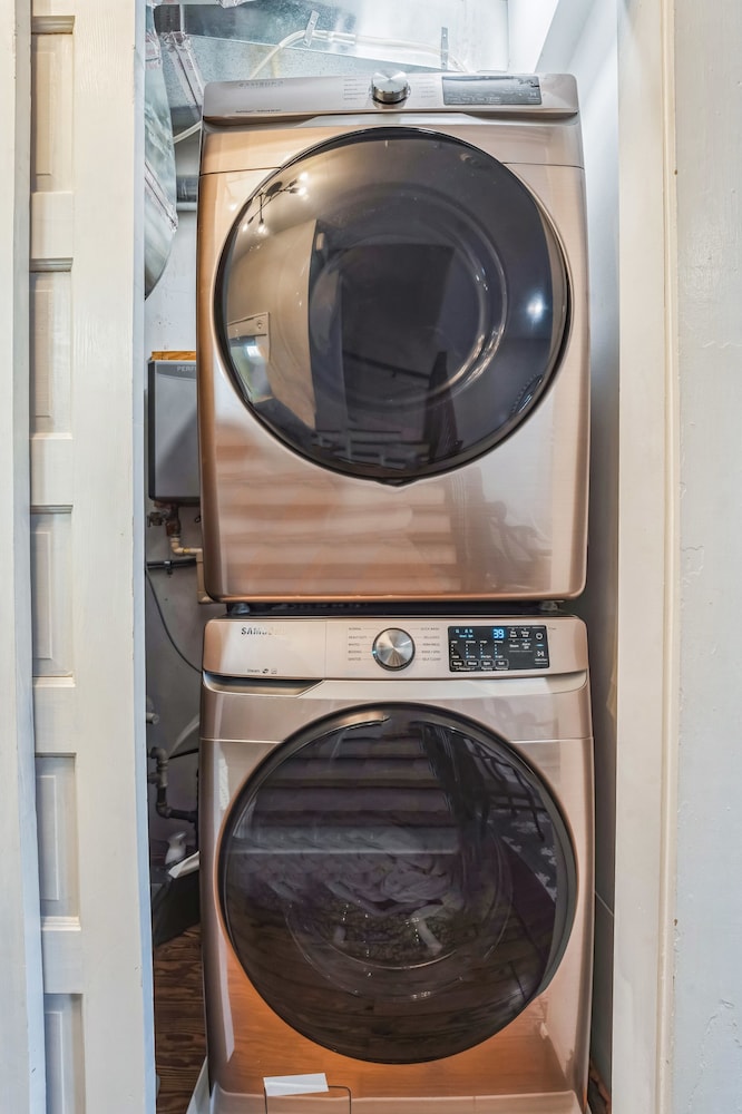 Chez Old Town Walk To Shops Metro & Waterfront 2 Bedroom Townhouse