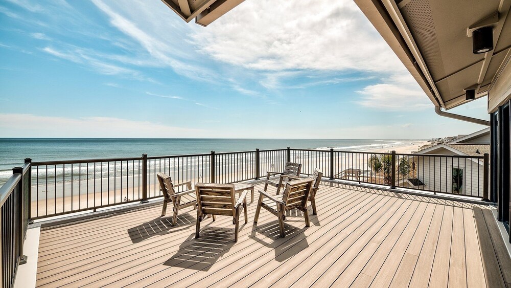 Penthouse Oceanfront Villa At Inlet Point On Litchfield Beach 3 Bedroom Condo by RedAwning