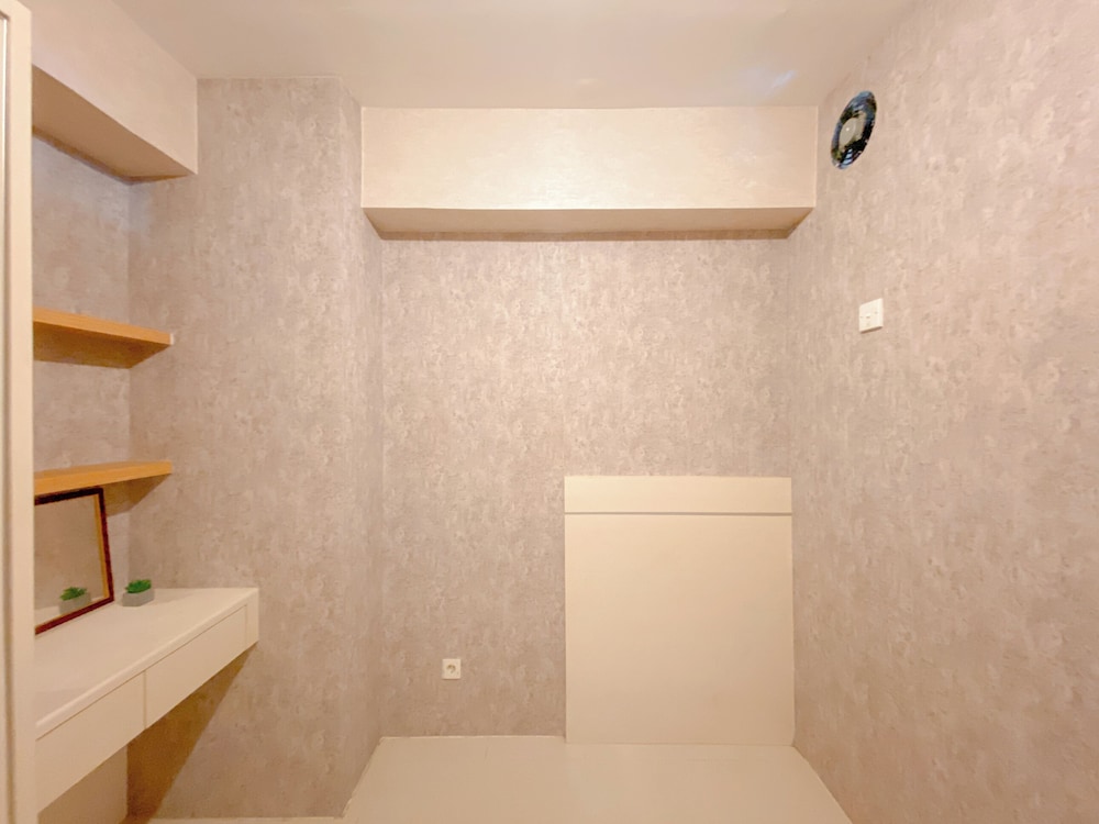 Comfy and Strategic 1BR with Extra Room at Bassura City Apartment