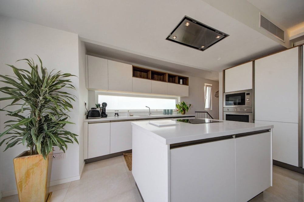 Luxury Penthouse With Private Pool and sea Views, Sleeps 6
