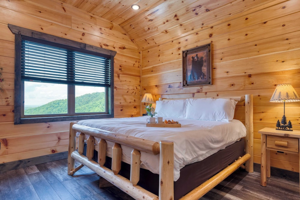2 Homes Firefly Trail Way by Avantstay Sleeps 28, Indoor Pool + Hot Tub + Movie Theater & Game Room