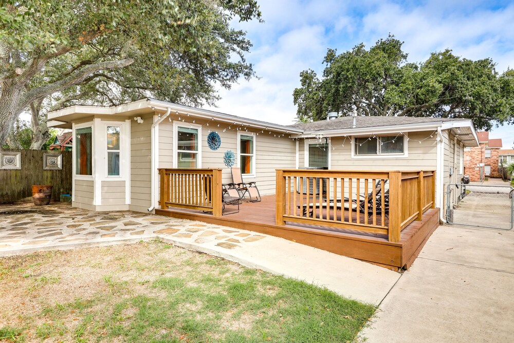 Near Beach & Attractions: Home in Galveston!