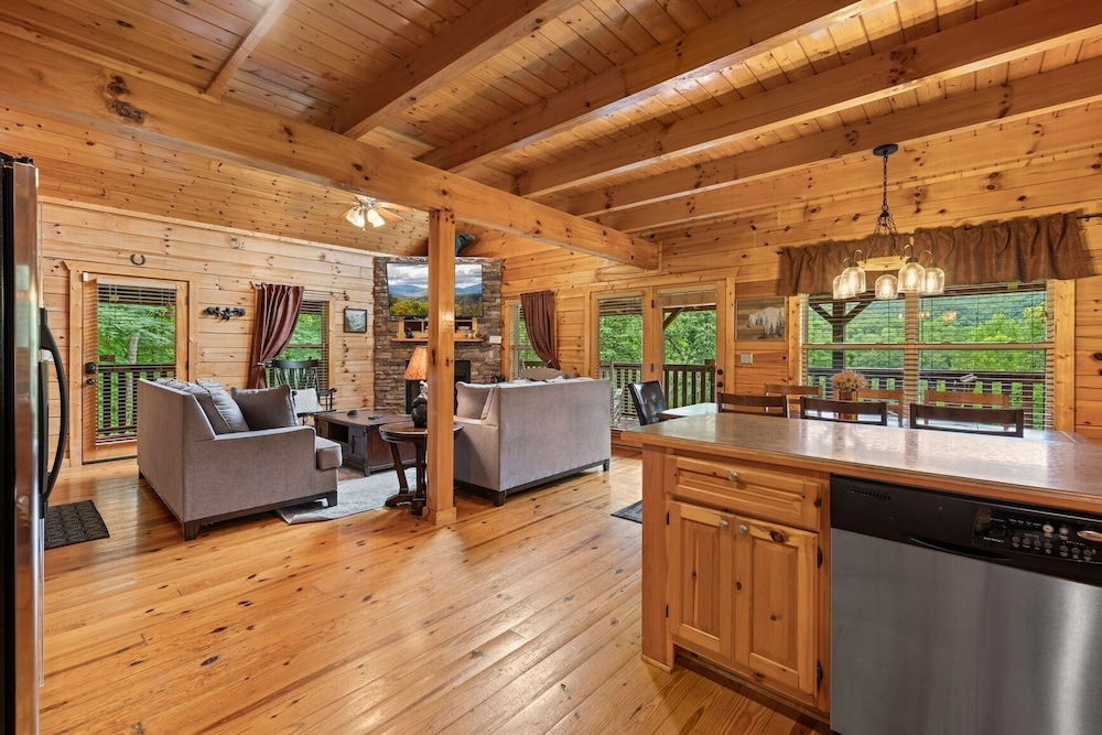 Triple Mountain View Stunning 4 BDR Cabin w/ Private Hot Tub, Game Room