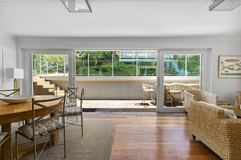 Poolside Stay - Close to Taronga Zoo & Luna Park