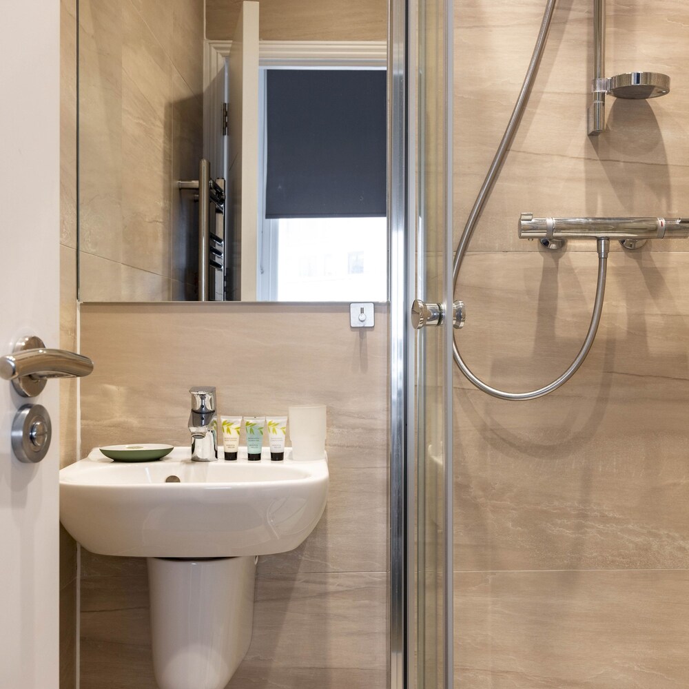 Balcony South Kensington Luxury 2 bed Apartment