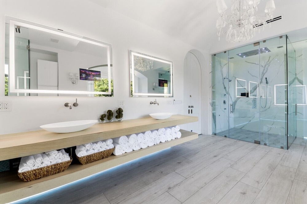 Carolwood - Modern Tuscan Villa With Rolling Lawns and Loggia in Holmby Hills - Image 3