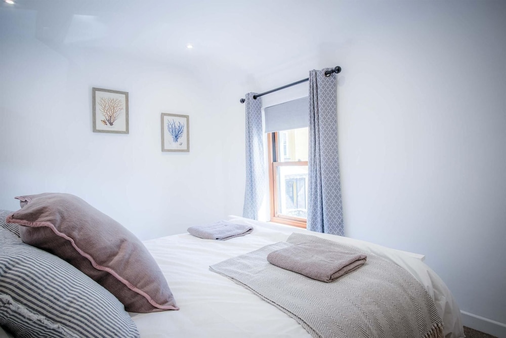 The Cottage - 2 Bedroom Cottage - Tenby