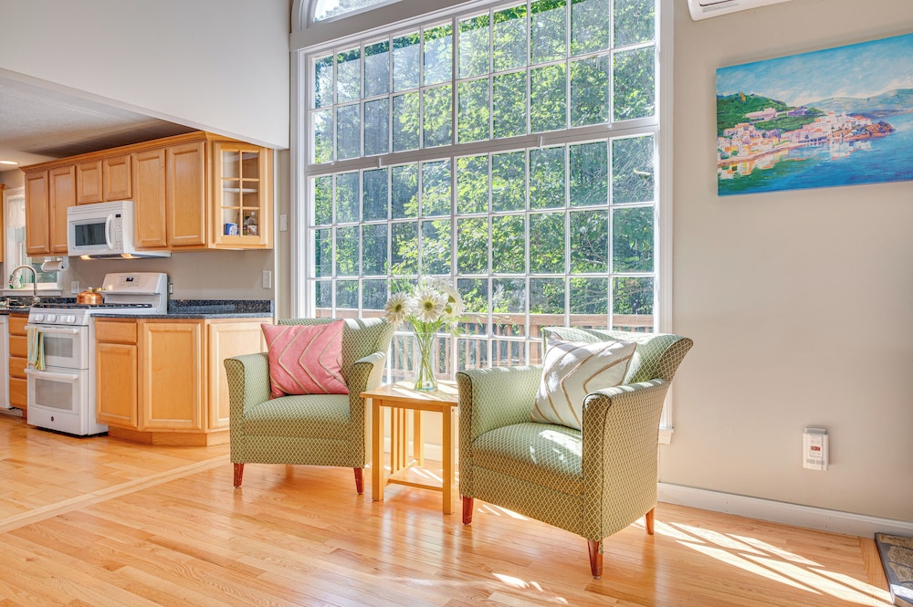 1/2 Mi to Ogunquit Beach: Maine Home w/ Deck!