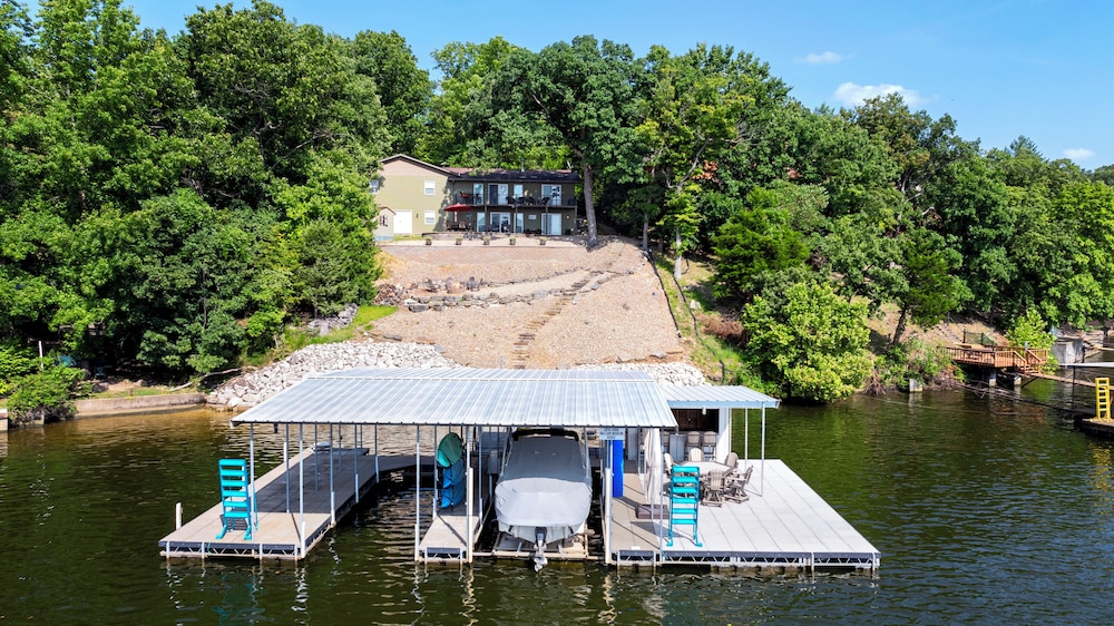 Lakeside Oasis Room for 12!