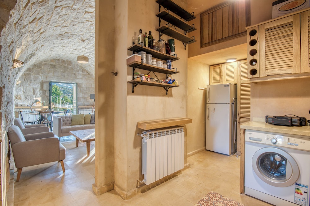 Red Oak House With Garden & Terrace in Assia, Batroun