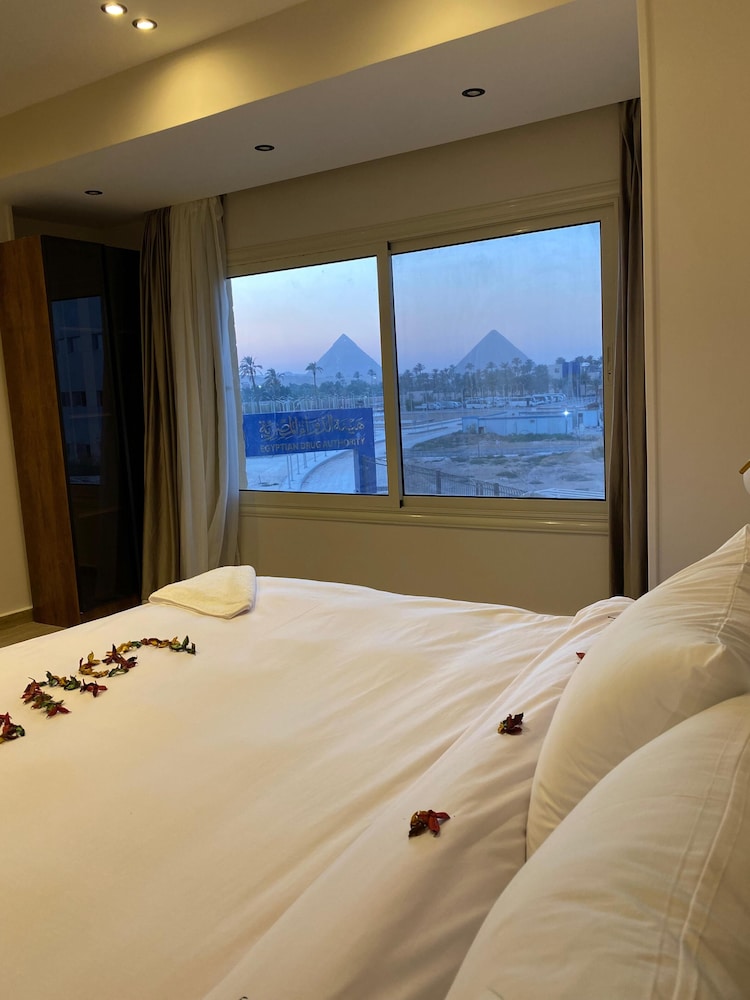 Galleria Pyramids View Hotel