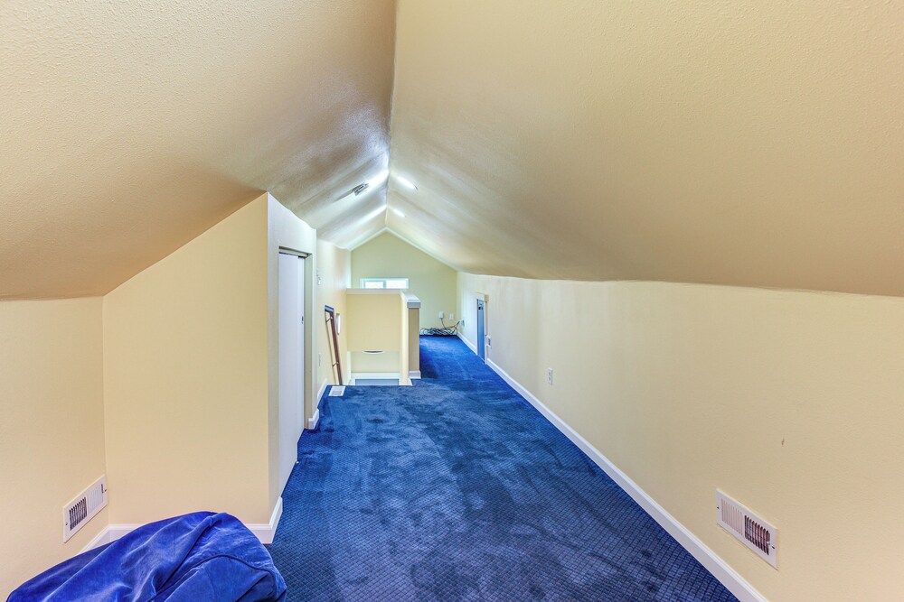 2 Mi to Dtwn Tacoma: Charming Home w/ Deck & Yard!