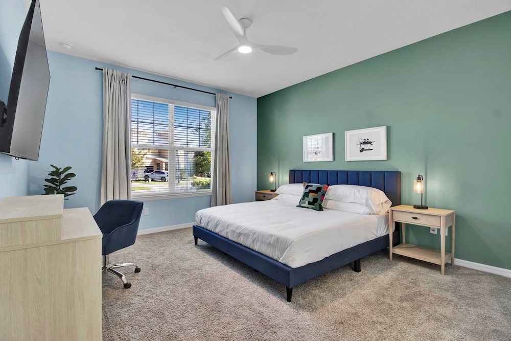 Sleeps 20! 9bdr, Star Wars-themed Game Room, Pool, Hot Tub Nassau by Avantstay