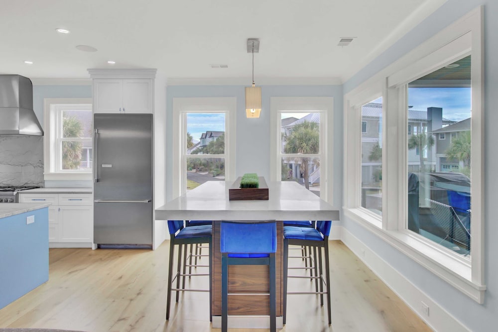 7 Beachwood East by Avantstay Steps to the Beach Ocean Views, Hot Tub, 7bdr