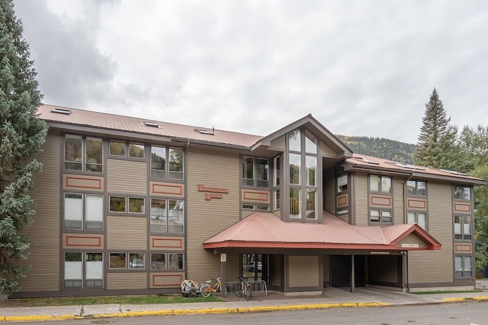 West End Walk To Lift 7 Hot Tub, Parking, Open Kitchen + Living Space 2 Bedroom Condo by RedAwning view 2