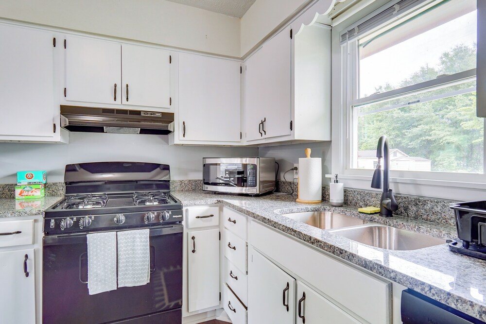 5 Mi to Dtwn: Family-friendly Fayetteville Home!