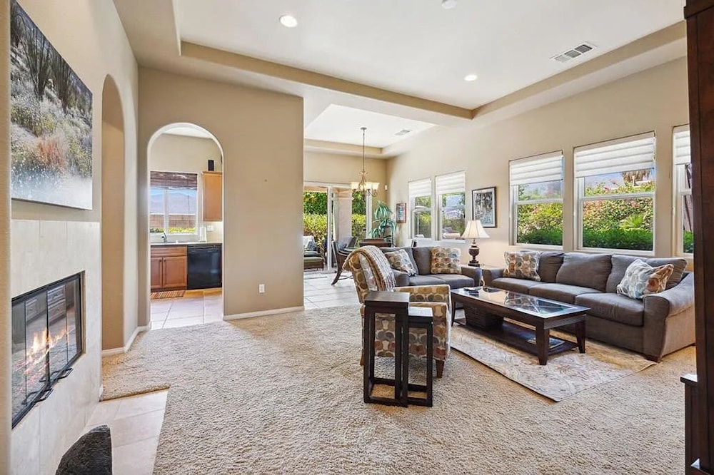 Stylish 2BR w Spa Patio