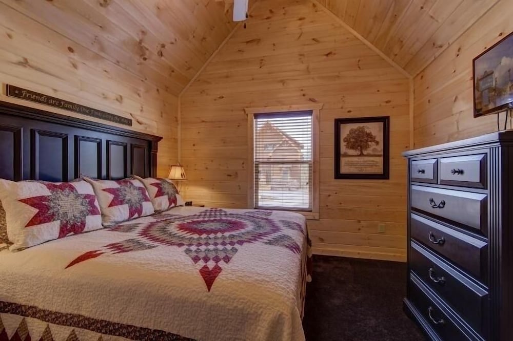 The Owl and the Trout - 2 Bedrooms, 2 Baths, Sleeps 8 Home by RedAwning