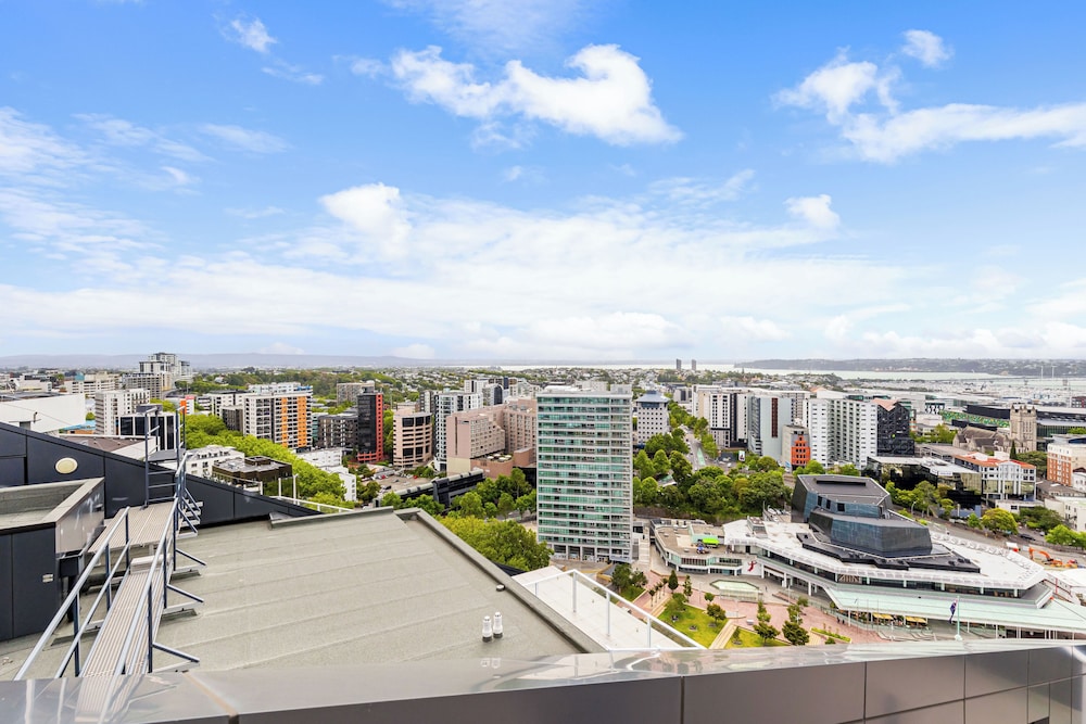 Pool, Gym & Modern 2BR Sky Tower View Zodiak Stays