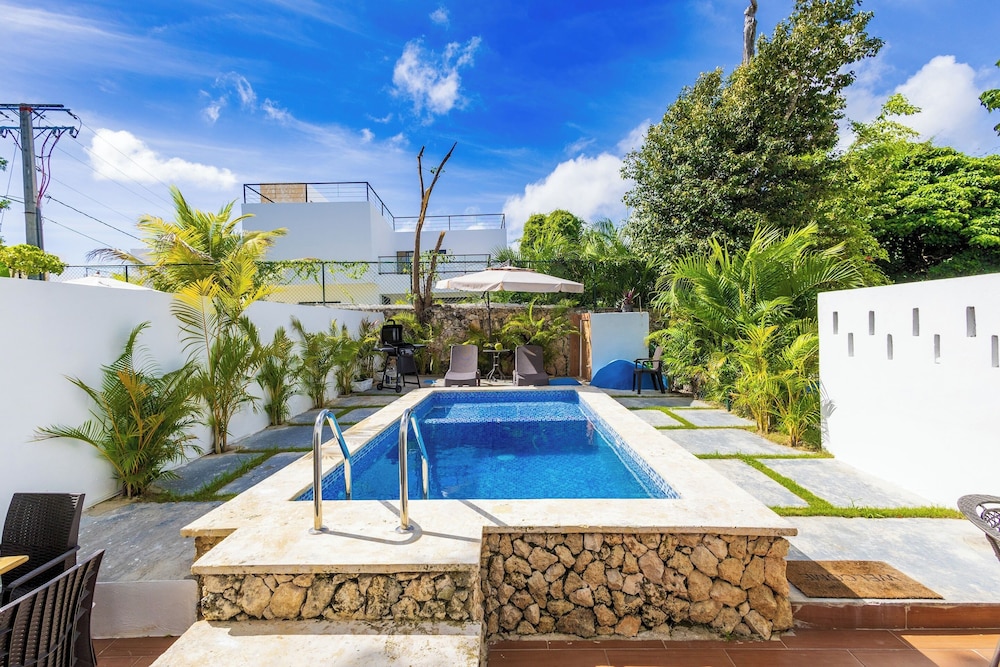 3BR Villa With Pool Rooftop and BBQ Gated Area