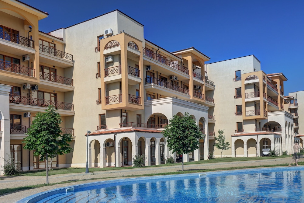 Lighthouse Luxe Estate Apart & Villas