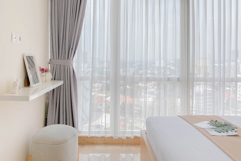 Big and Cozy 1BR with Working Room Menteng Park Apartment