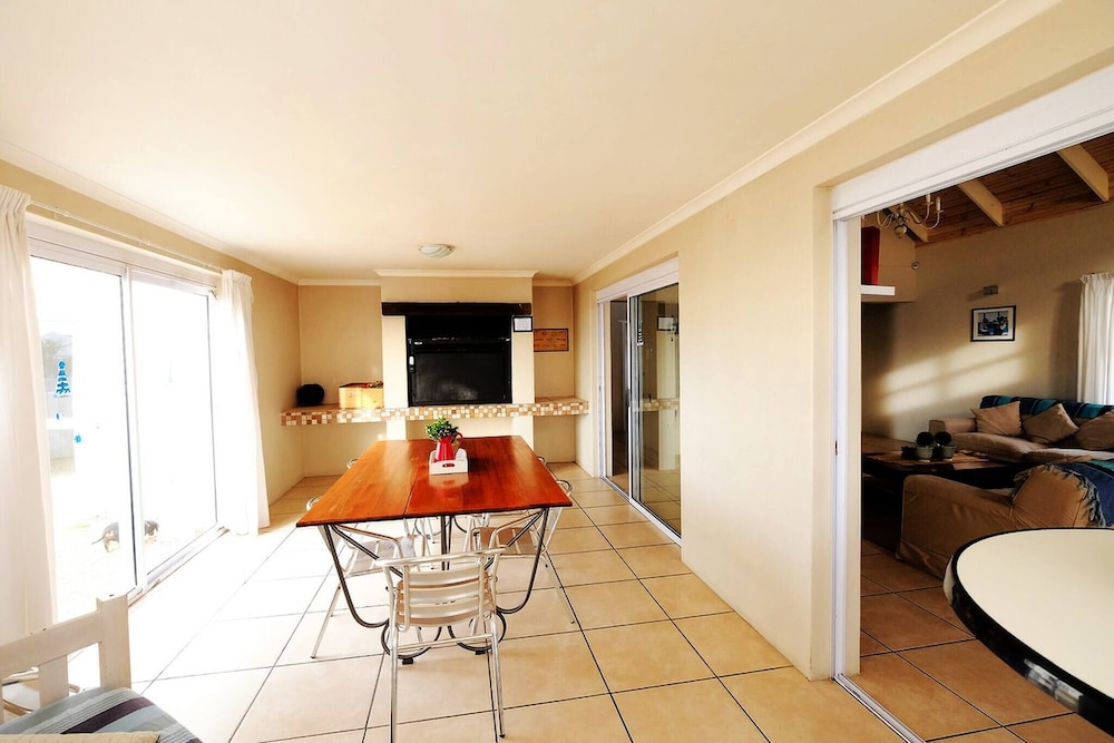 The Pelican - Stunning 3-bedroom Holiday Home in Langebaan