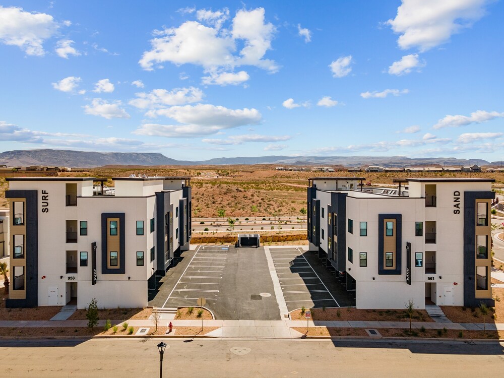 Canyon Country Oasis 6 Bedroom Townhouse
