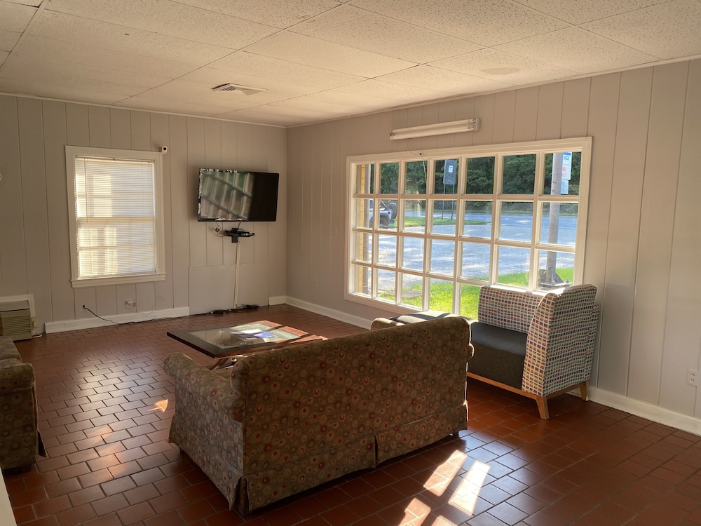 Colonial Manor Motel - Property Image 2