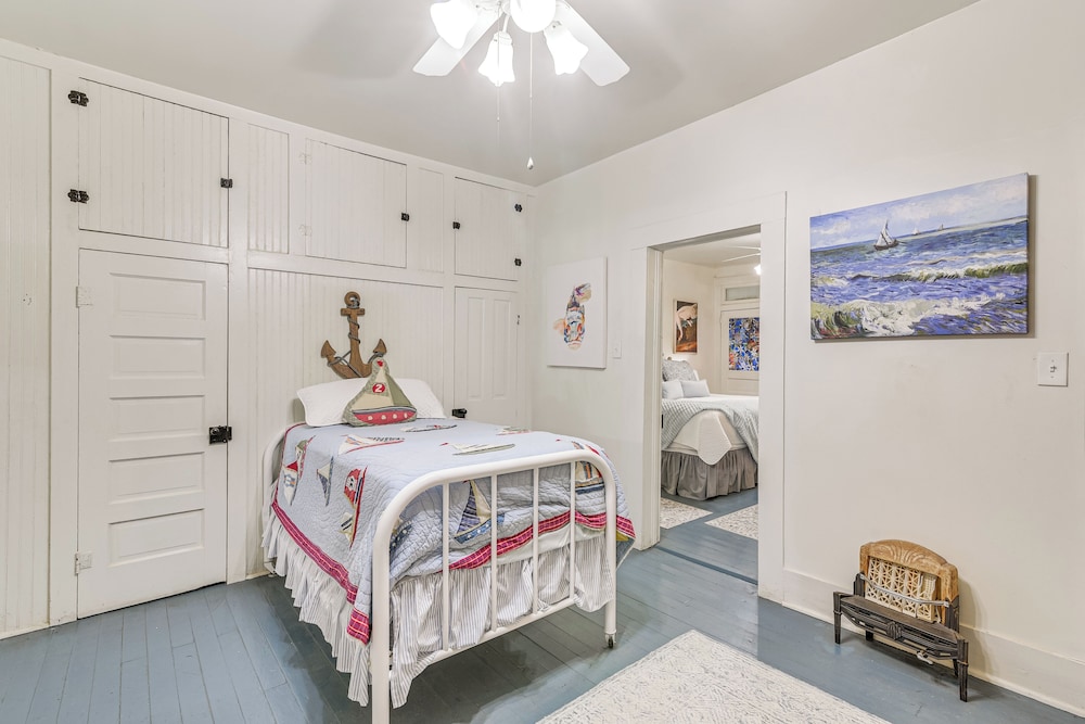 Galveston Bay Retreat: Historic La Porte Home!