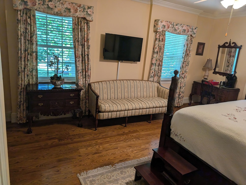 The Virginia Cliffe Inn