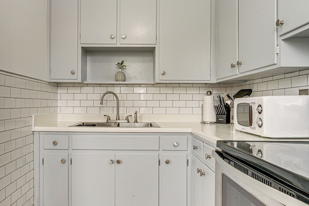 8 Mi to Beach: Cozy Condo Getaway in Wilmington!