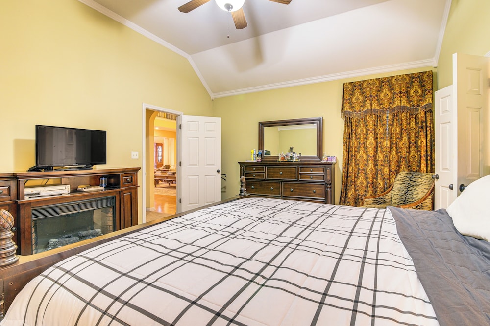 Family-friendly Gem w/ Home Office in Memphis