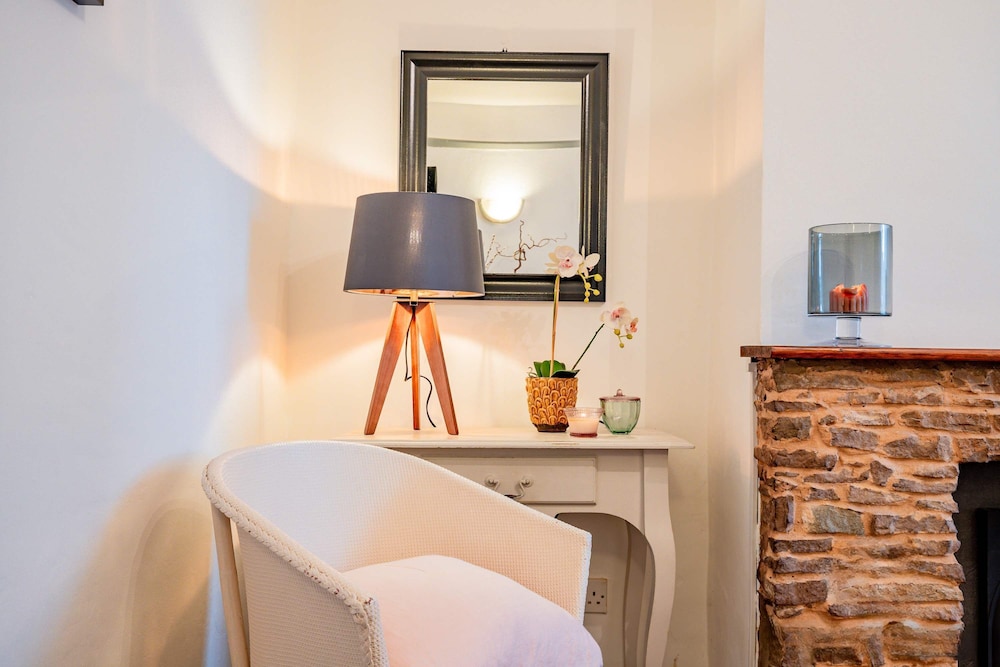 Host Stay Over the Bridge Cottage
