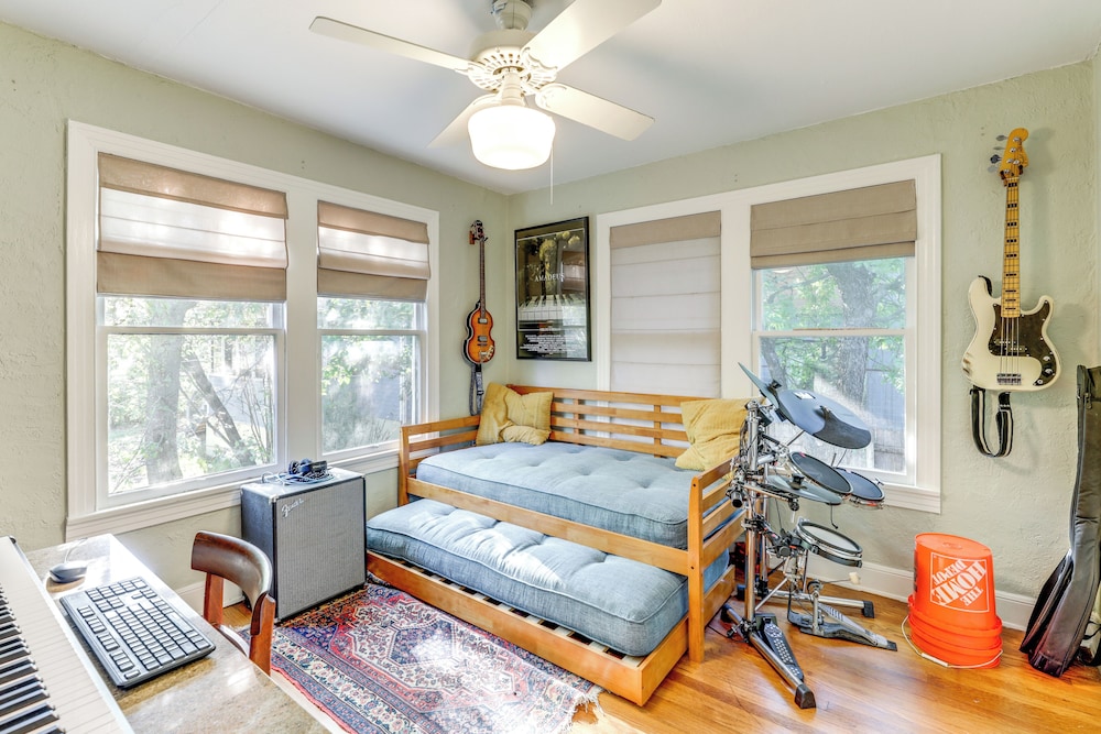 4 Mi to Dtwn: Tranquil Retreat in Austin!