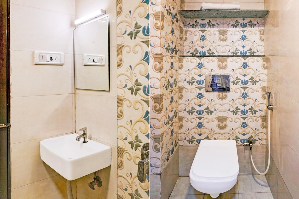 Cozy Deluxe Room Near Juhu Beach Mumbai