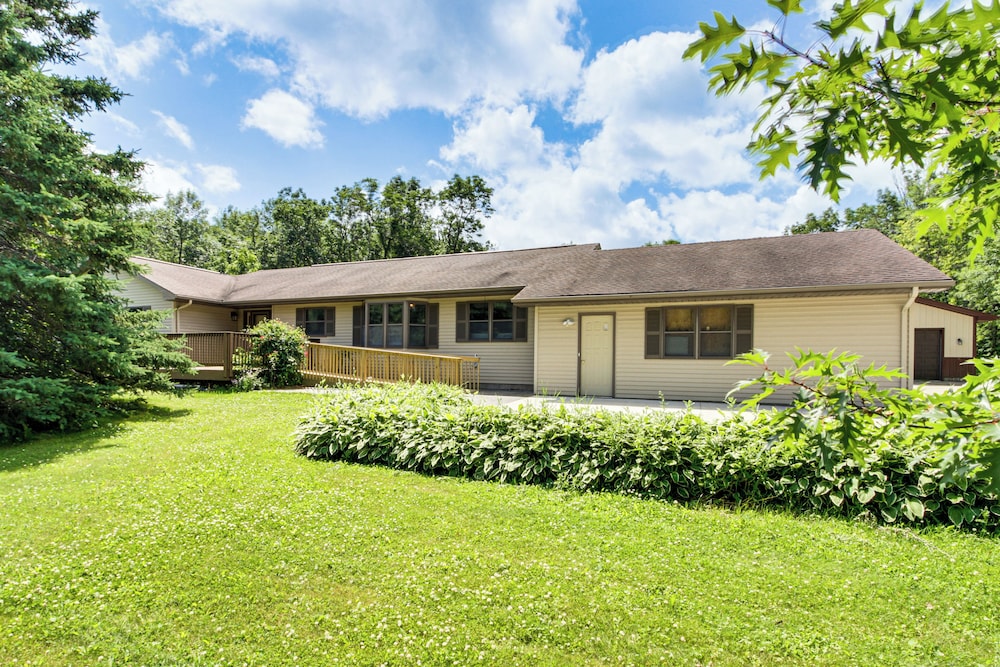 Hot Tub & 2 Recreation Rooms: Spacious Onamia Home