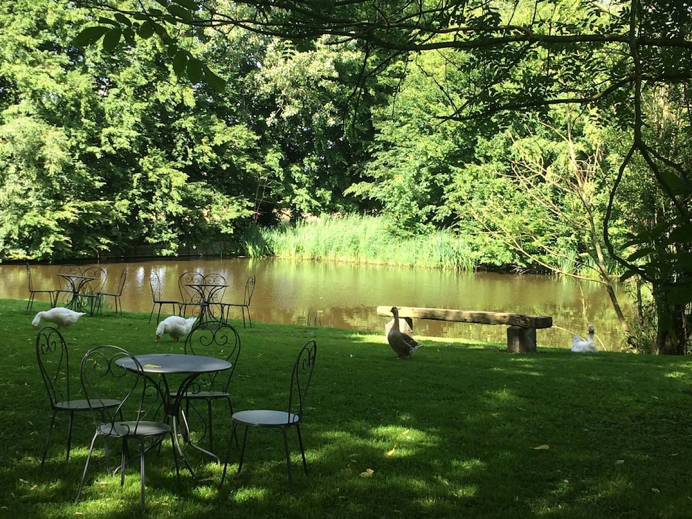 Le Domaine Du Château Blanc à 10 minutes de Pairi Daiza