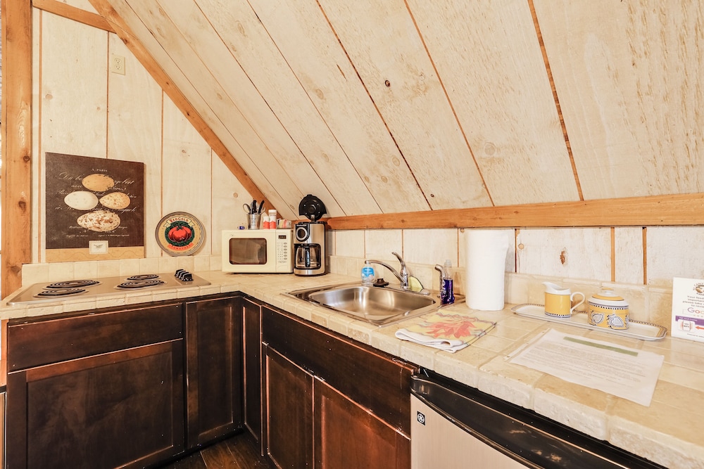 Chic 'tree House' Studio ~ 24 Mi to Bandera!