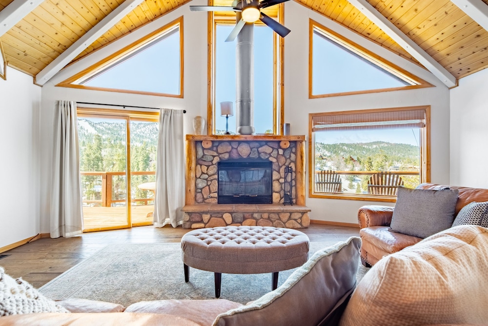 Endless View Lodge by Avantstay Incredible Views Close To Bear Mountain Ski Resort w Hot Tub