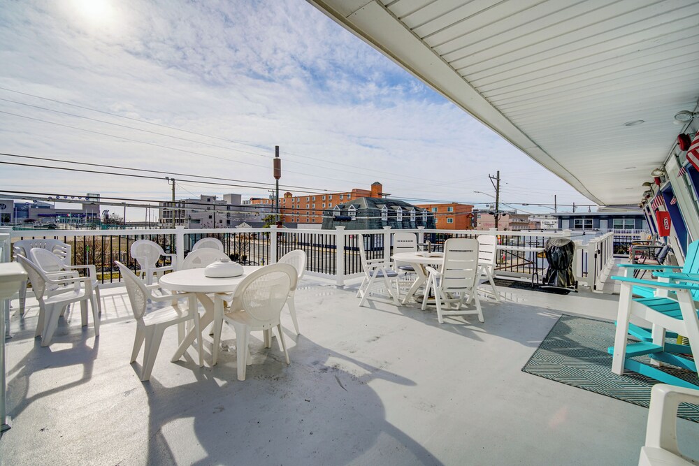 Half-block to Beach & Conventions: Wildwood Studio