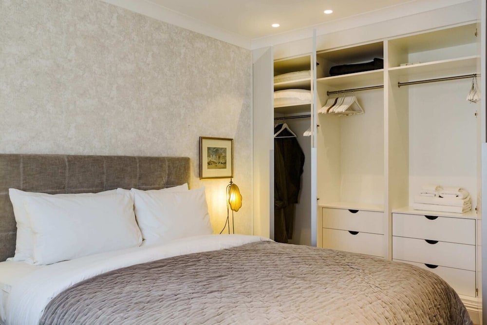 Beautiful 2 Bed 2 Bath Flat in South Kensington
