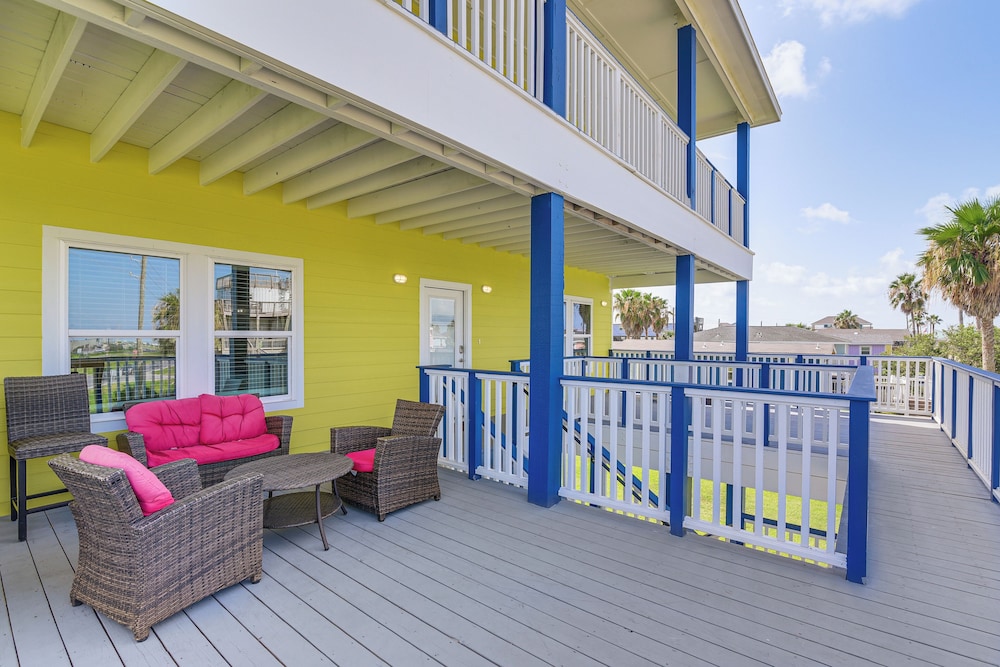 Walk to Beach: Group Getaway in Galveston!