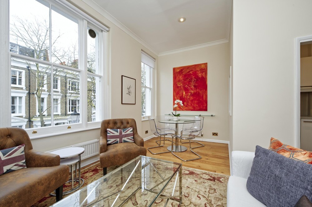 Elegant Earl s Court Flat by Underthedoormat