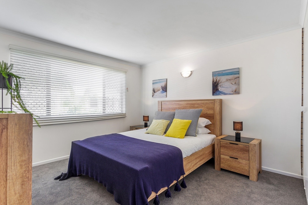 Cosy 2-bedroom Seaside Unit Steps From Beach