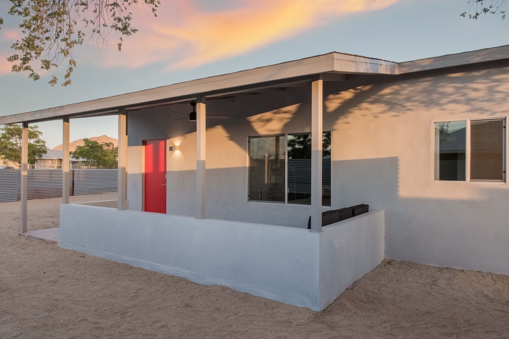 Skull Rock Cottage - Walk To Town & Hot Tub, Star Gazing 1 Bedroom Home